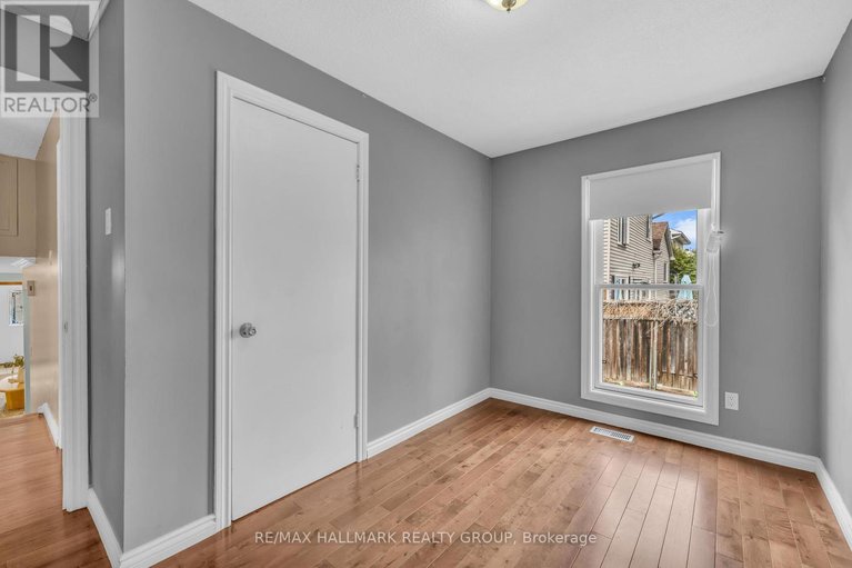 28280542/8-scharf-lane/glencairnhazeldean/ottawa/ontario/K2L2K2_17