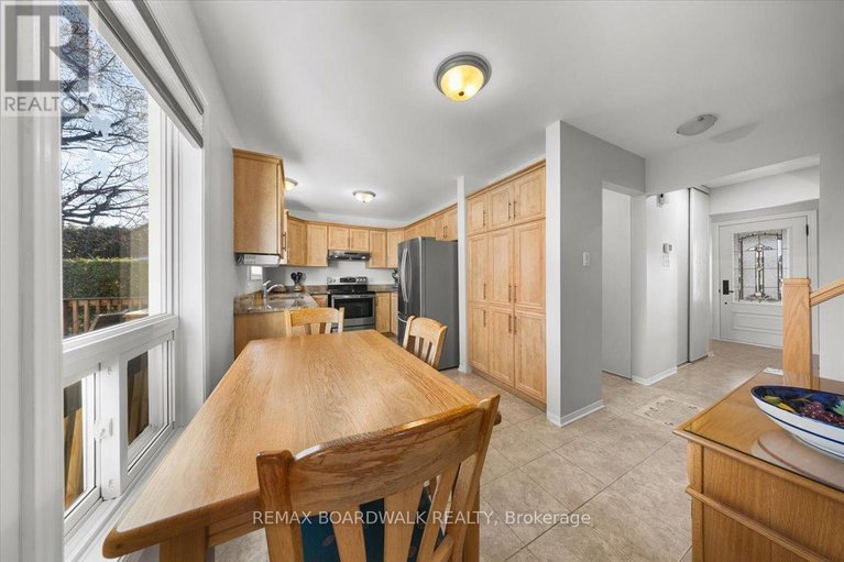 29633977/6241-st-albans-court/convent-glen-north/ottawa/ontario/K1C3C5_19