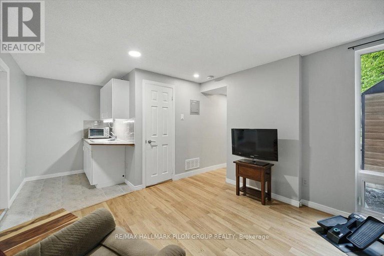 28420947/84-eastpark-drive/blackburn-hamlet/ottawa/ontario/K1B4A4_21