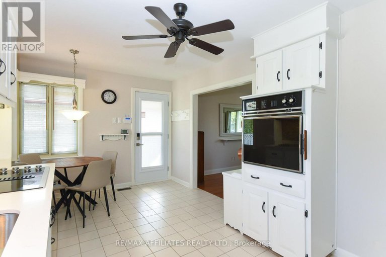 29123494/323-fullerton-avenue/overbrookcastle-heights/ottawa/ontario/K1K1K2_35