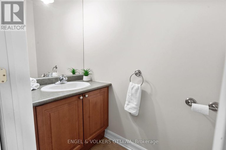 28655114/120-manorhill-private/urbandale-acres/ottawa/ontario/K1H2J4_29