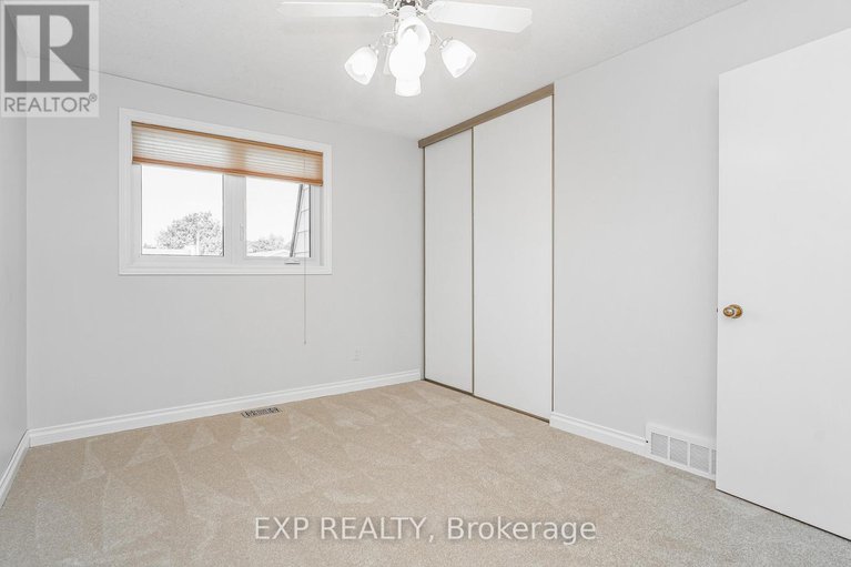 28998058/6084a-vineyard-drive/convent-glen/ottawa/ontario/K1C2M5_24