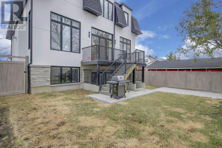 28201886/623-rowanwood-avenue/mckellarhighland/ottawa/ontario/K2A3E3_46