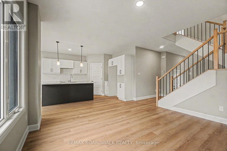 29490953/404-falcon-lane/village-of-russell/russell/ontario/K4R1E5_4