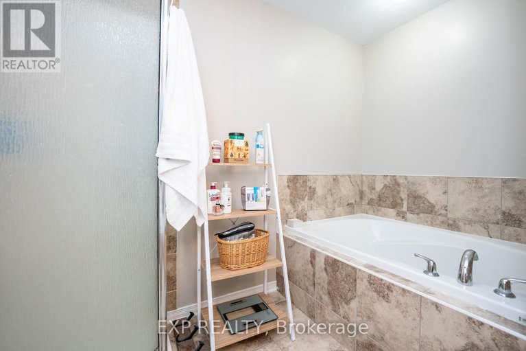 29123132/504-barholm-private/mer-bleuebradley-estatesanderson-park/ottawa/ontario/K4B1H9_22