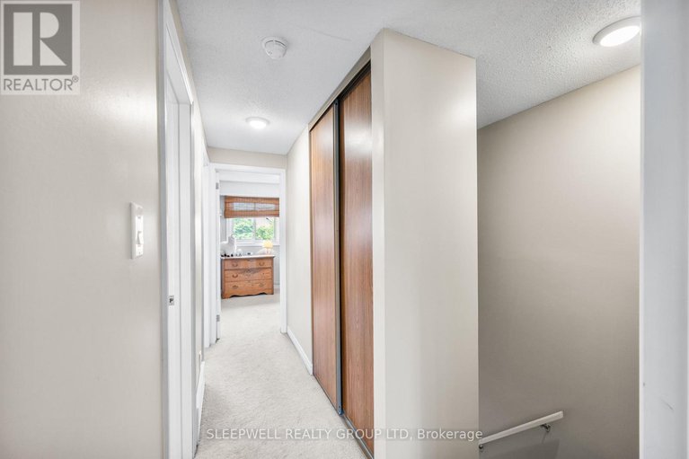 28378169/82-28-barrow-crescent/katimavik/ottawa/ontario/K2L2K1_24