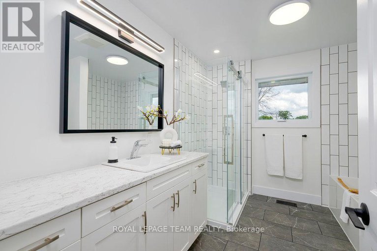 29224787/517-donald-b-munro-drive/carp/ottawa/ontario/K0A1L0_23