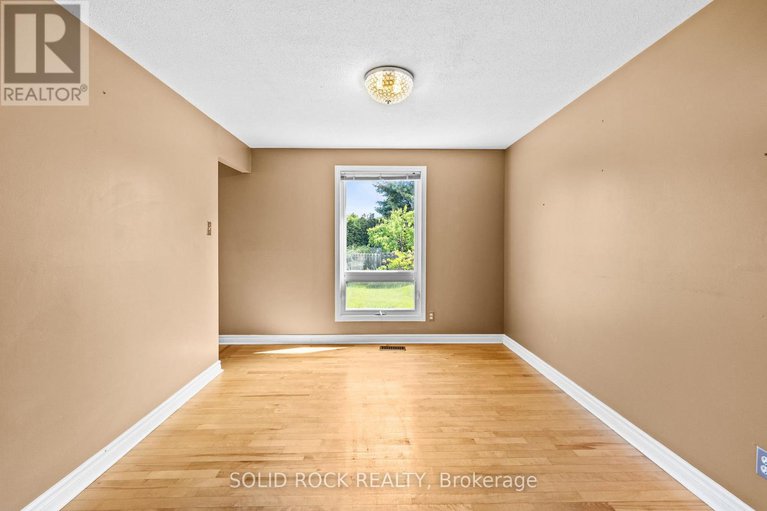 29353006/1631-charbonneau-street/bilberry-creekqueenswood-heights/ottawa/ontario/K1E2J6_12