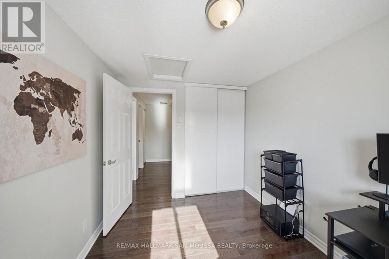 29571968/b-25-woodvale-green/craig-henrywoodvale/ottawa/ontario/K2G4H3_25