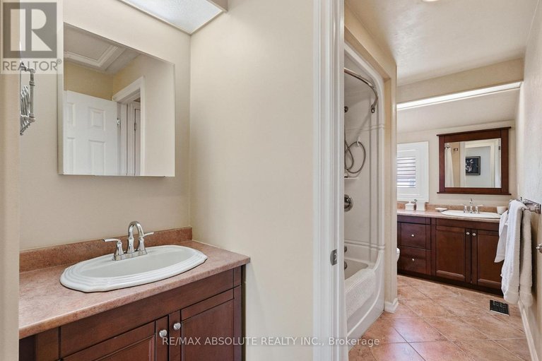 29579174/1594-st-georges-street/bilberry-creekqueenswood-heights/ottawa/ontario/K1E2M9_19