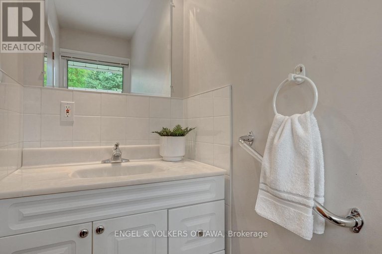 28911707/29-qualicum-street/bruce-farmgraham-parkqualicumbellands/ottawa/ontario/K2H7H1_30