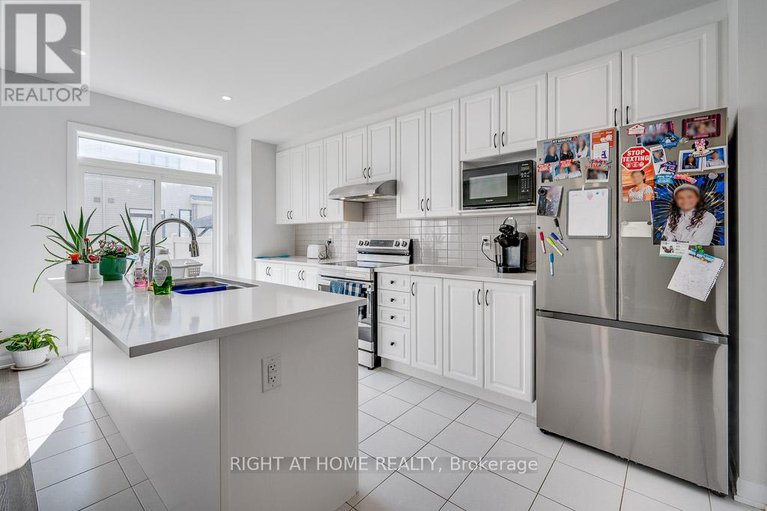 28660132/301-drumlish-lane/half-moon-bay/ottawa/ontario/K2J6Y1_9