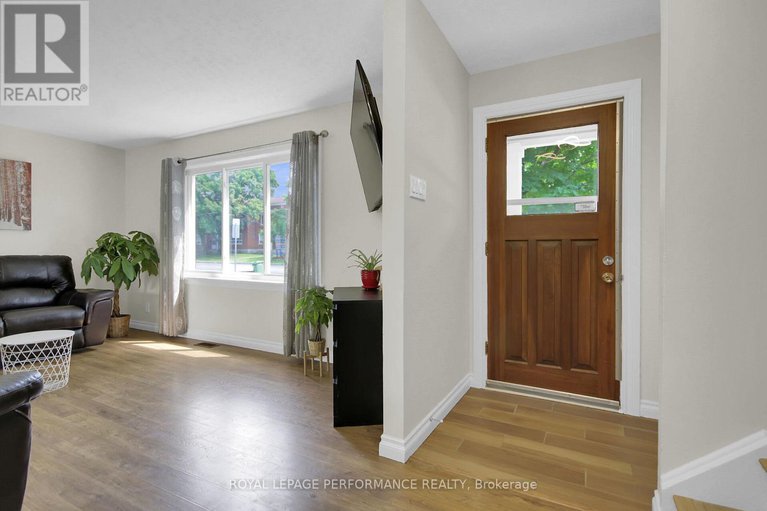 28622582/786-cummings-avenue/castle-heightsrideau-high/ottawa/ontario/K1K2L2_5