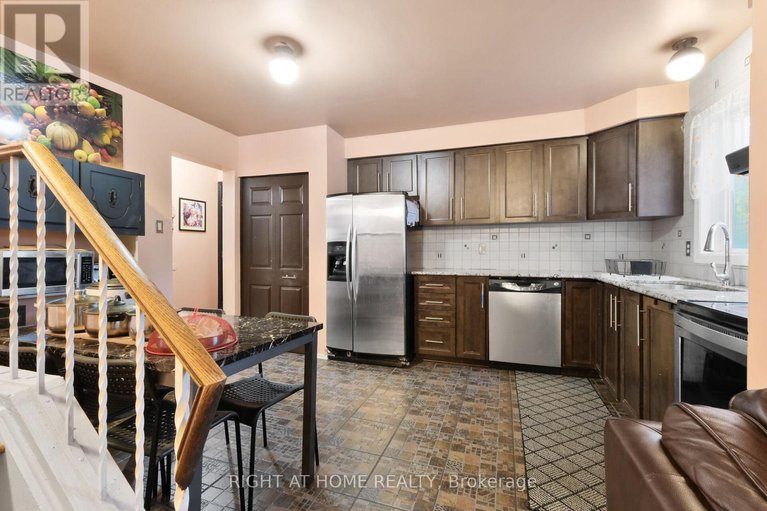 28221078/6104-vineyard-drive/convent-glen/ottawa/ontario/K1C2K2_24