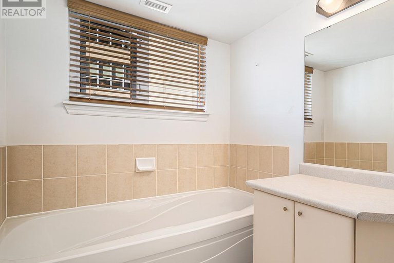 28960475/403-120-grant-carman-drive/borden-farmstewart-farmcarleton-heightsparkwood-hills/ottawa/ontario/K2E1C8_9