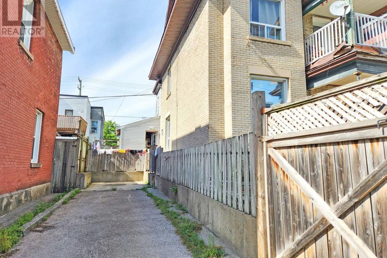 28757381/139-eccles-street/west-centre-town/ottawa/ontario/K1R6S7_22