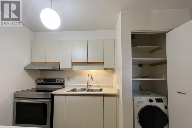 29424818/310-214-viewmount-drive/borden-farmstewart-farmcarleton-heightsparkwood-hills/ottawa/ontario/K2E7X3_4