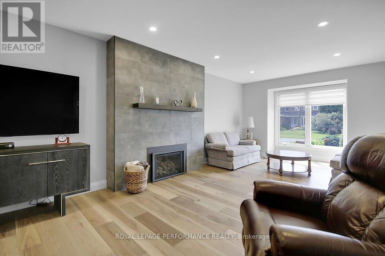 28599541/6343-viseneau-drive/chateauneuf/ottawa/ontario/K1C2G8_13