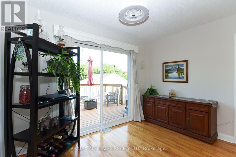 28846250/323-fullerton-avenue/overbrookcastle-heights/ottawa/ontario/K1K1K2_16