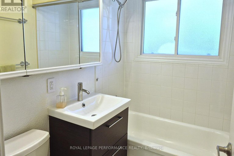 29035892/2529-roman-avenue/queensway-terrace-north/ottawa/ontario/K2B7X8_18