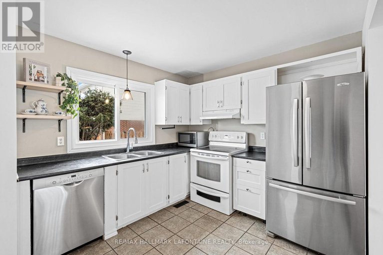 29389069/2275-orient-park-drive/blackburn-hamlet-south/ottawa/ontario/K1B4Y2_8