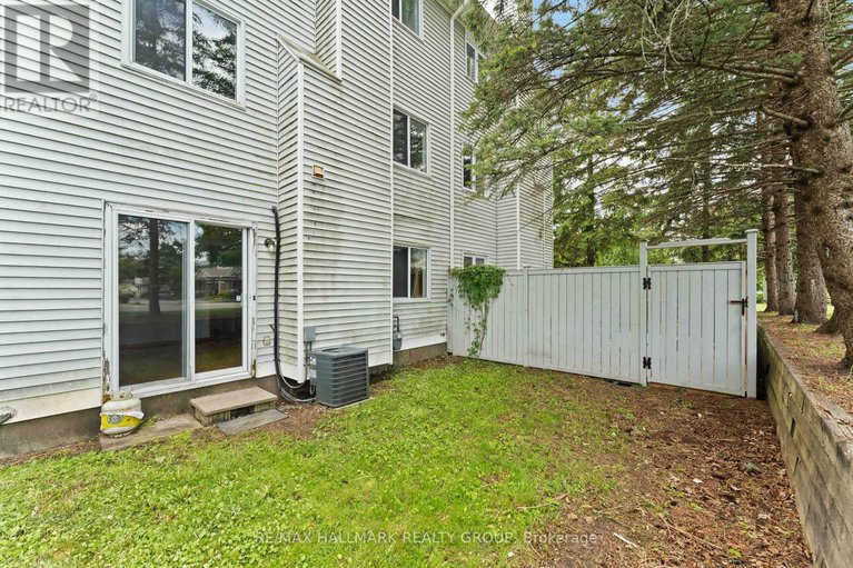 28407545/4-castlegreen-private/hunt-club-parkgreenboro/ottawa/ontario/K1T3N2_33