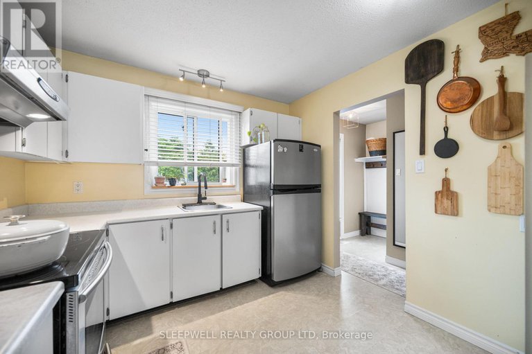 28378169/82-28-barrow-crescent/katimavik/ottawa/ontario/K2L2K1_10