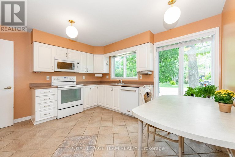 28498186/119-royal-york-street-w/richmond/ottawa/ontario/K0A2Z0_15
