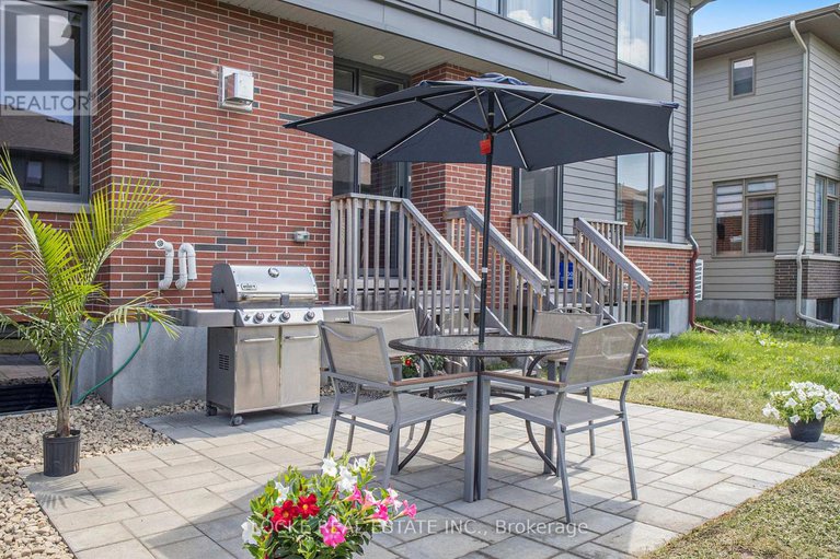 28596874/517-pimiwidon-street/cfb-rockcliffe-and-area/ottawa/ontario/K1K5A1_45