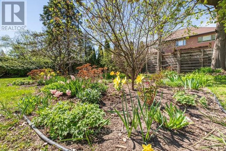 29358841/878-dunlevie-avenue/mckellar-heightsglabar-park/ottawa/ontario/K2A2Z4_45