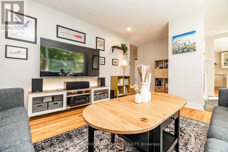 28842718/343-fullerton-avenue/overbrookcastle-heights/ottawa/ontario/K1K1K2_7