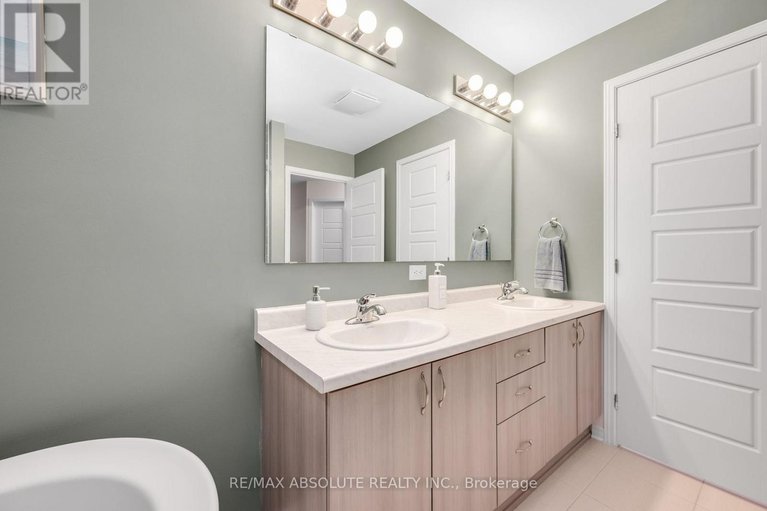 28578833/302-haliburton-heights/emerald-meadowstrailwest/ottawa/ontario/K2S1S3_39