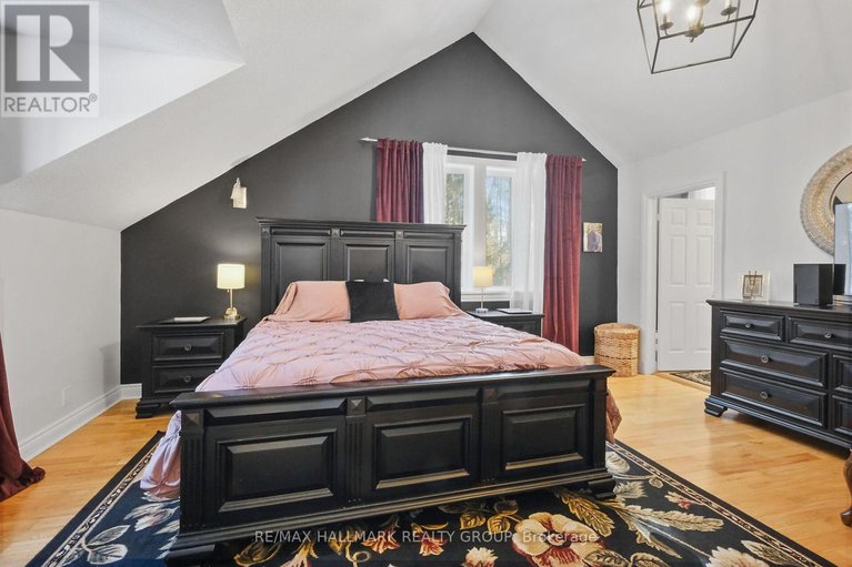 28622759/1390-lough-drive/cumberland-estates/ottawa/ontario/K4C1A9_27