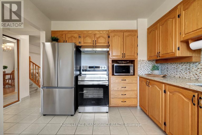 28710686/22-550-straby-avenue/overbrookcastle-heights/ottawa/ontario/K1K1H1_4