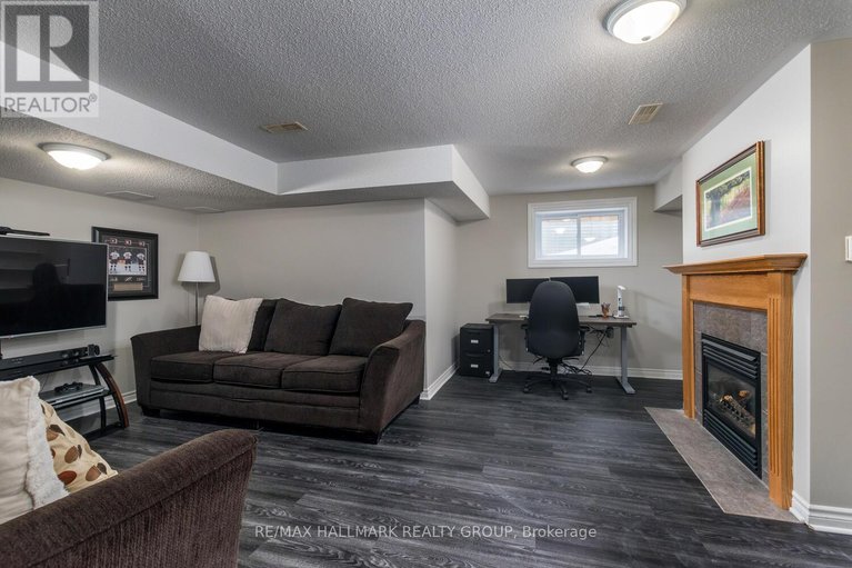 29569375/266-horseshoe-crescent/stittsville-north/ottawa/ontario/K2S0B7_24