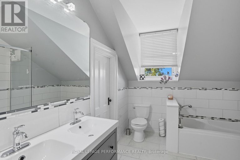 29482695/8-john-street/lorignal/champlain/ontario/K0B1K0_23