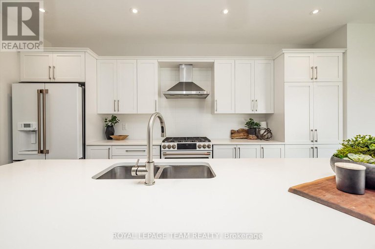 28830744/636-mistwell-lane/riverside-southgloucester-glen/ottawa/ontario/K4M1B2_16