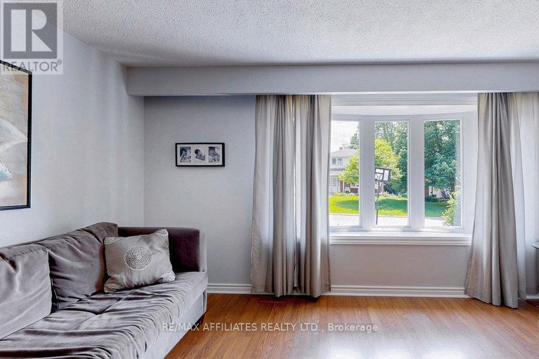 28586266/22-red-maple-crescent/blackburn-hamlet/ottawa/ontario/K1B3Z4_9