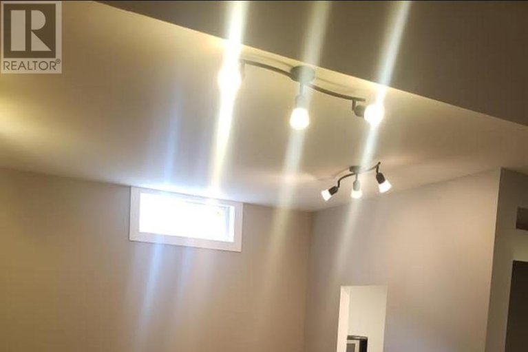 28895850/726-cummings-avenue/castle-heightsrideau-high/ottawa/ontario/K1K2L1_26