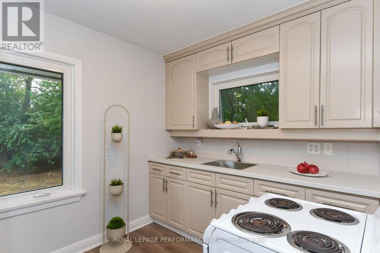 29565528/274-queen-mary-street/overbrookcastle-heights/ottawa/ontario/K1K1X2_11