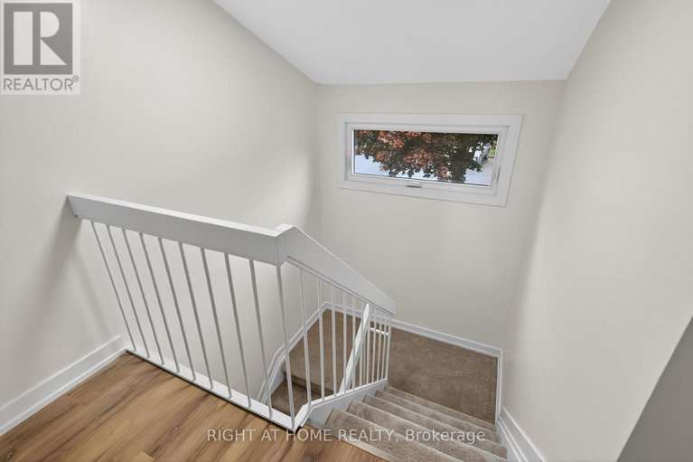 29027460/2311-stonehedge-crescent/pineview/ottawa/ontario/K1B4N7_17