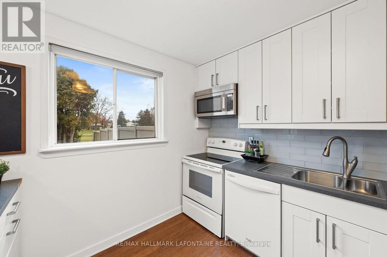 29082379/303-mockingbird-drive/chatelaine-village/ottawa/ontario/K1E2A4_13
