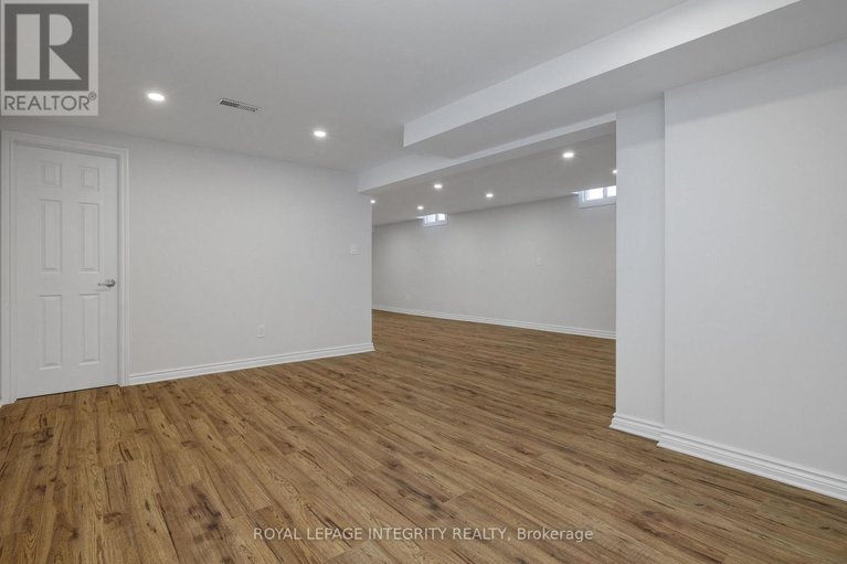 29232171/2177-lenester-avenue/mckellar-heightsglabar-park/ottawa/ontario/K2A4A9_32