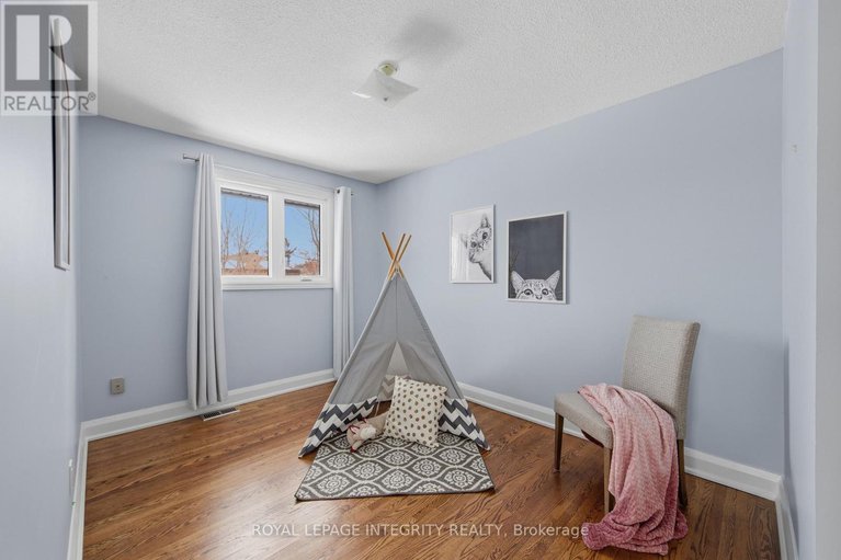 29430420/8-smugglers-court/arlington-woods/ottawa/ontario/K2H7Y7_31