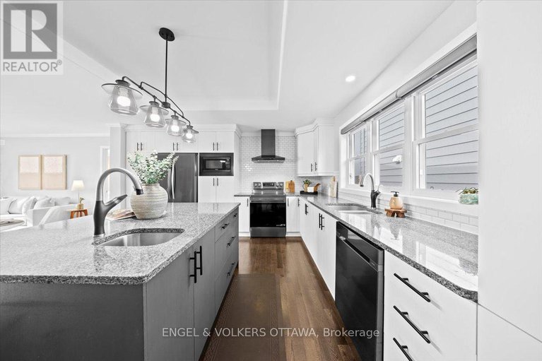 29439628/1005-gold-crescent/queensway-terrace-north/ottawa/ontario/K2B8C4_16