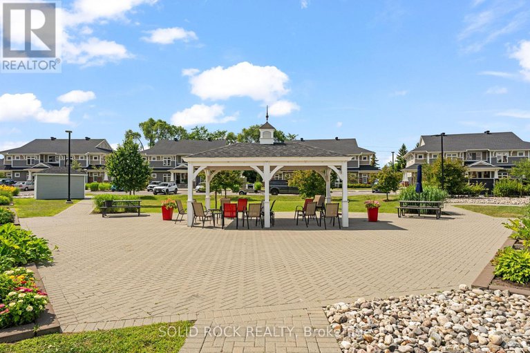 28694497/301-345-elizabeth-cosgrove-private/mer-bleuebradley-estatesanderson-park/ottawa/ontario/K1W0K6_28