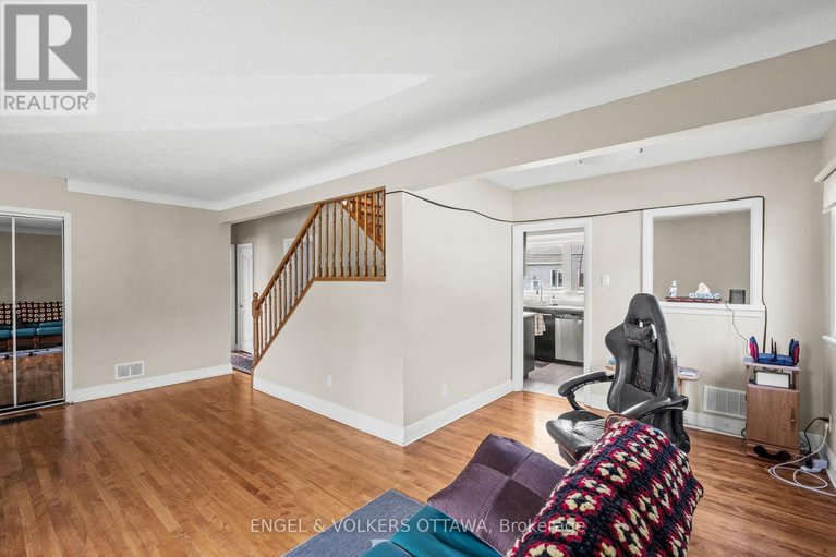 29526299/1372-ridgedale-street/emerald-woodssawmill-creek/ottawa/ontario/K1T1C5_7