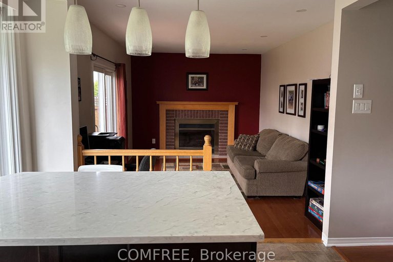 28372152/52-speers-crescent/bridlewood/ottawa/ontario/K2M1W2_12