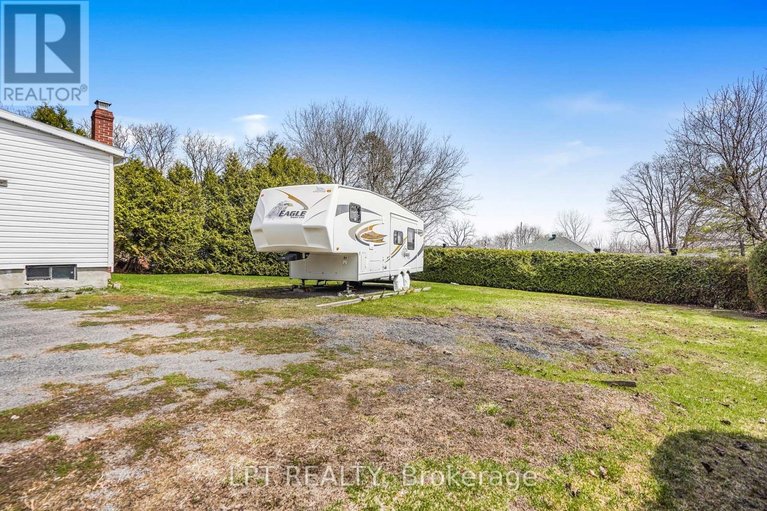 29648615/47-bertha-street-e/vankleek-hill/champlain/ontario/K0B1R0_21