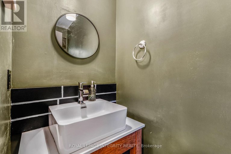 28956681/1454-deavy-way/bilberry-creekqueenswood-heights/ottawa/ontario/K1E2W8_17